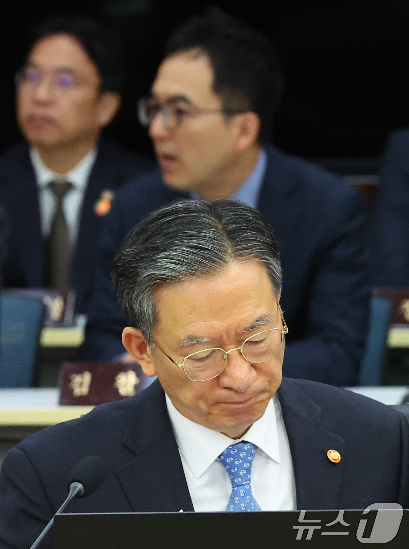 (세종=뉴스1) 허경 기자 = 정성호 법무부 장관이 17일 정부세종청사에서 열린 국무회의에 참석해 있다. 뒷줄은 구자현 검찰총장 직무대행. (청와대통신사진기자단) 2026.3.17 …