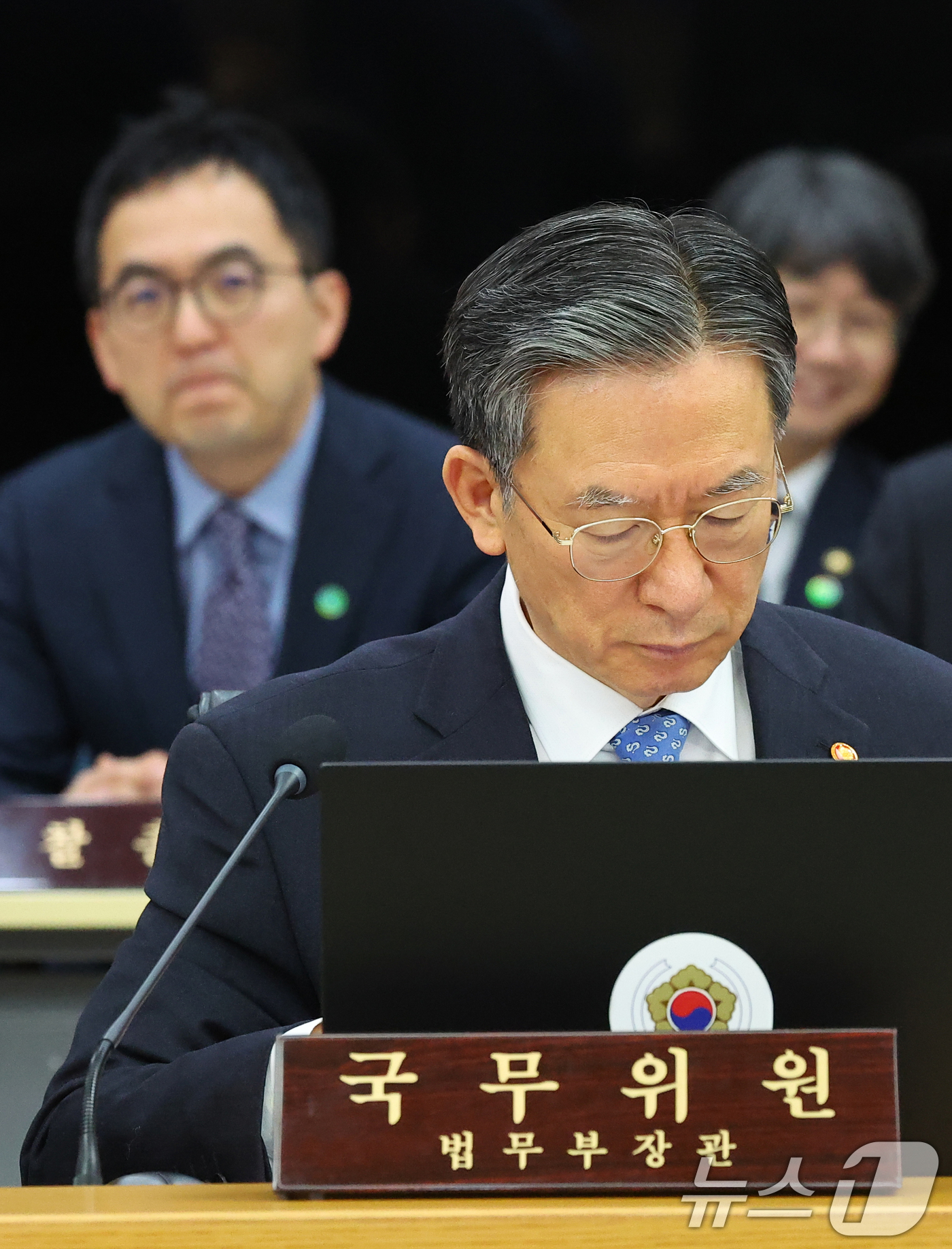 (세종=뉴스1) 허경 기자 = 정성호 법무부 장관이 17일 정부세종청사에서 열린 국무회의에 참석해 있다. 뒷줄 왼쪽은 구자현 검찰총장 직무대행. (청와대통신사진기자단) 2026.3 …