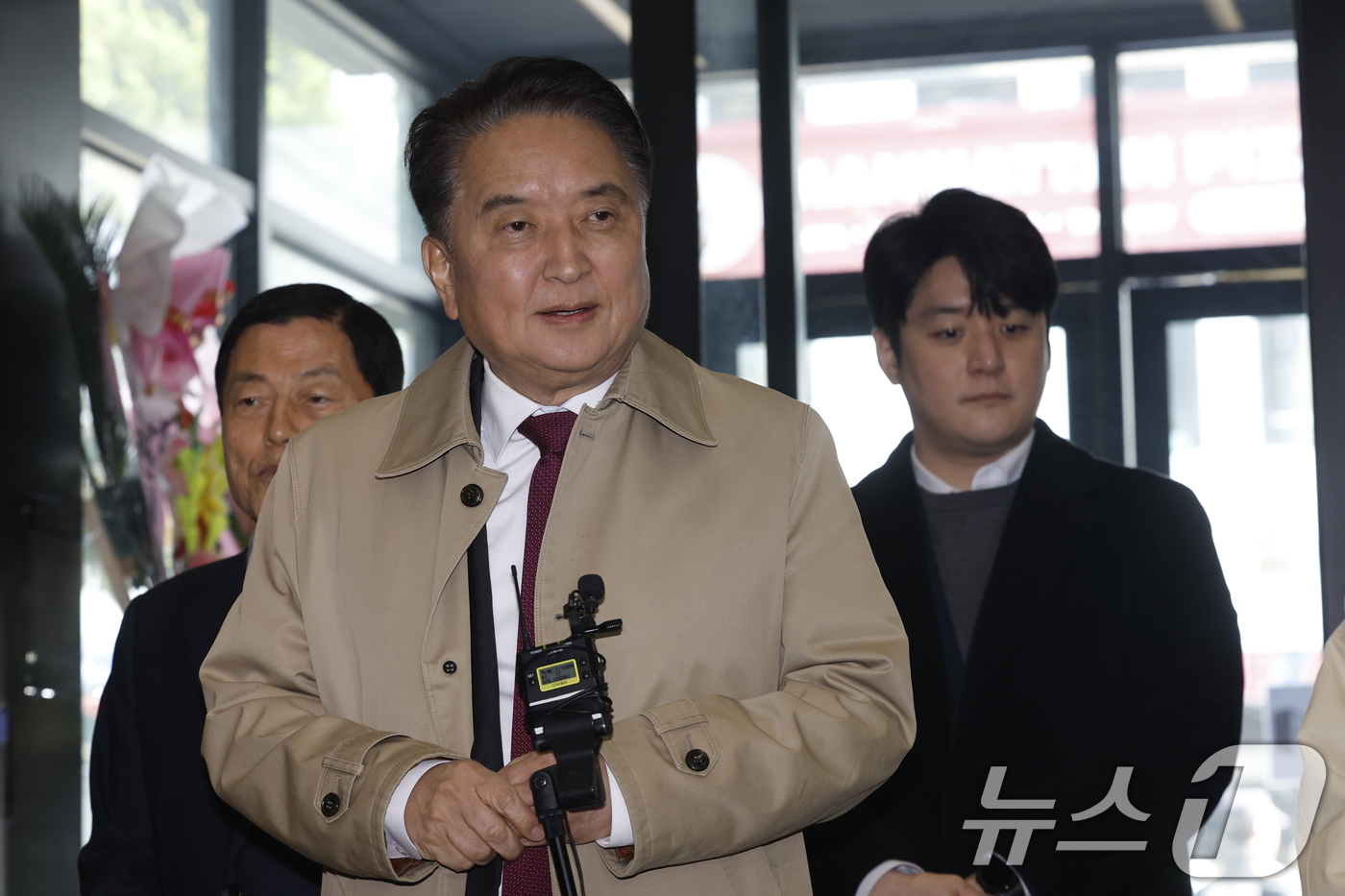 (서울=뉴스1) 박정호 기자 = 국민의힘 지방선거 공천관리위원회(공관위)로부터 컷오프(공천 배제) 통보를 받은 김영환 충북도지사가 17일 오전 서울 여의도 국민의힘 당사에서 입장을 …