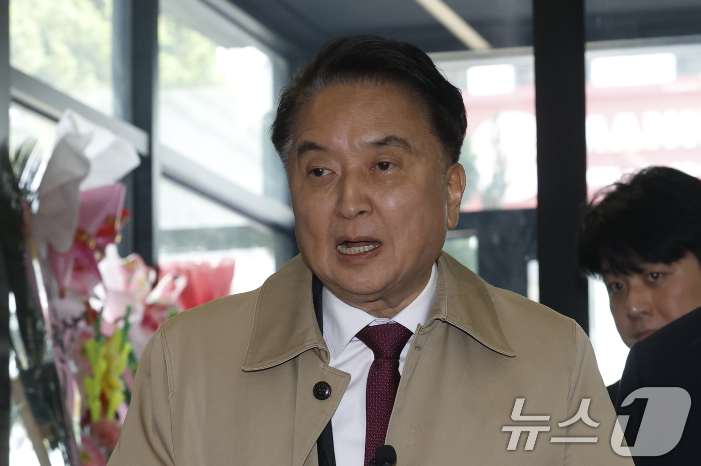 (서울=뉴스1) 박정호 기자 = 국민의힘 지방선거 공천관리위원회(공관위)로부터 컷오프(공천 배제) 통보를 받은 김영환 충북도지사가 17일 오전 서울 여의도 국민의힘 당사에서 입장을 …