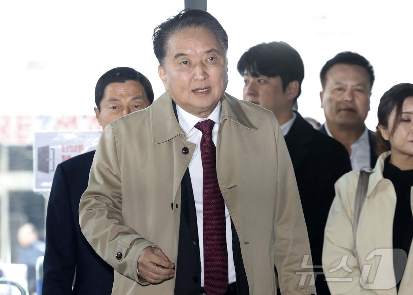 (서울=뉴스1) 박정호 기자 = 국민의힘 지방선거 공천관리위원회(공관위)로부터 컷오프(공천 배제) 통보를 받은 김영환 충북도지사가 17일 오전 서울 여의도 국민의힘 당사에서 입장을 …