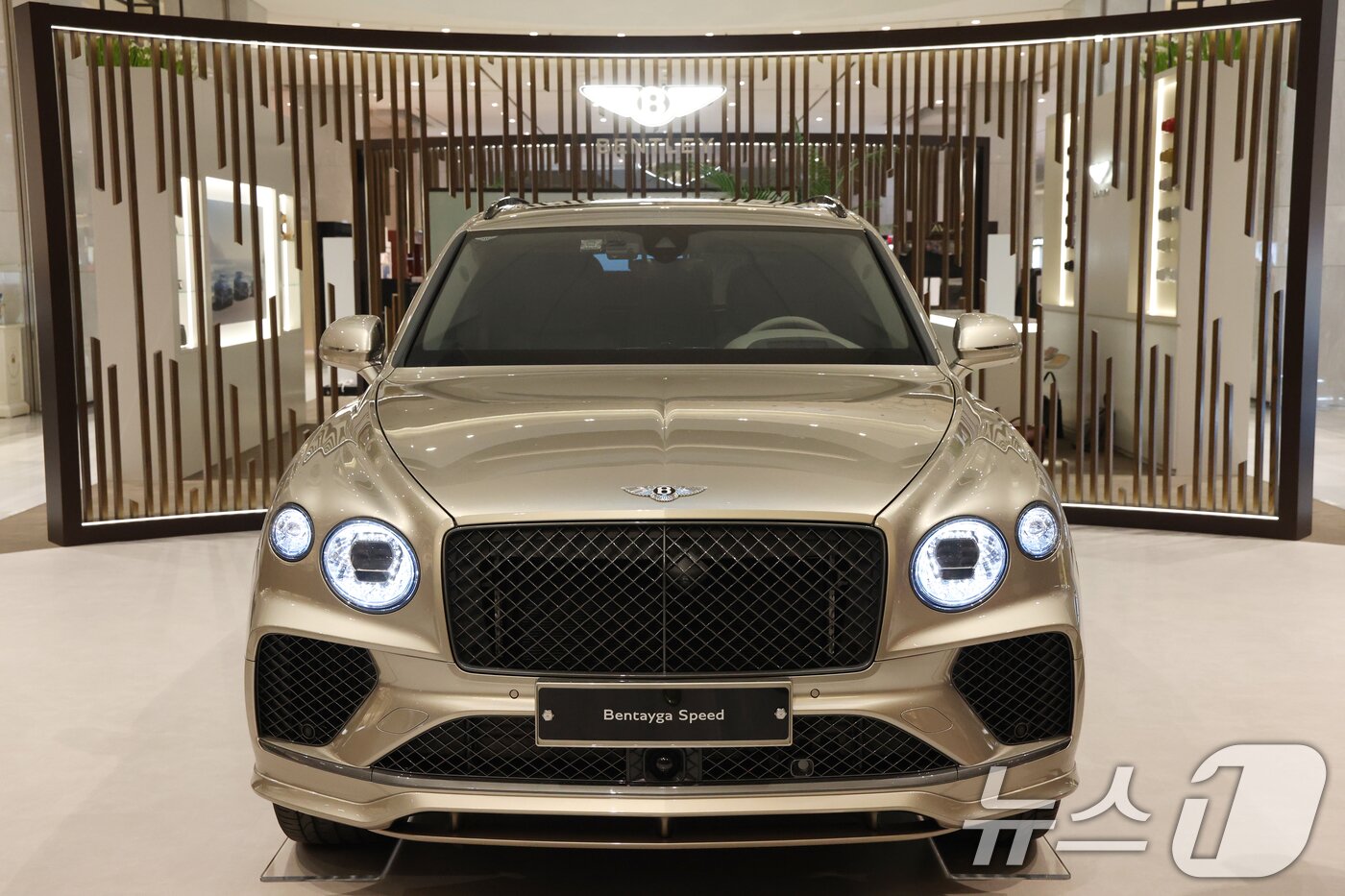 본문 이미지 - 17일 경기 성남시 분당구 현대백화점 판교점 1층 열린광장, 벤틀리서울 팝업 부스에서 열린 '더 뉴 벤테이가 스피드 미디어 포토세션'에서 '더 뉴 벤테이가 스피드'가 공개되고 있다. 2026.3.17 ⓒ 뉴스1 김영운 기자