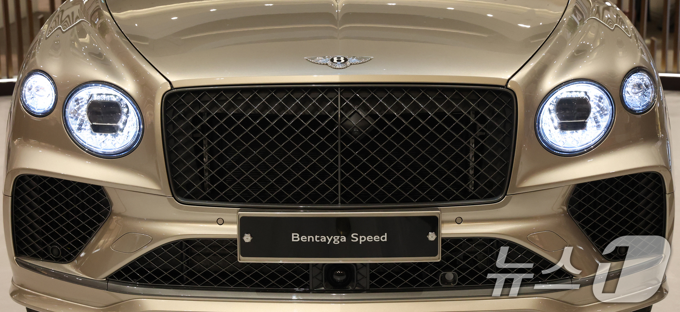 (성남=뉴스1) 김영운 기자 = 17일 경기 성남시 분당구 현대백화점 판교점 1층 열린광장, 벤틀리서울 팝업 부스에서 열린 '더 뉴 벤테이가 스피드 미디어 포토세션'에서 '더 뉴 …