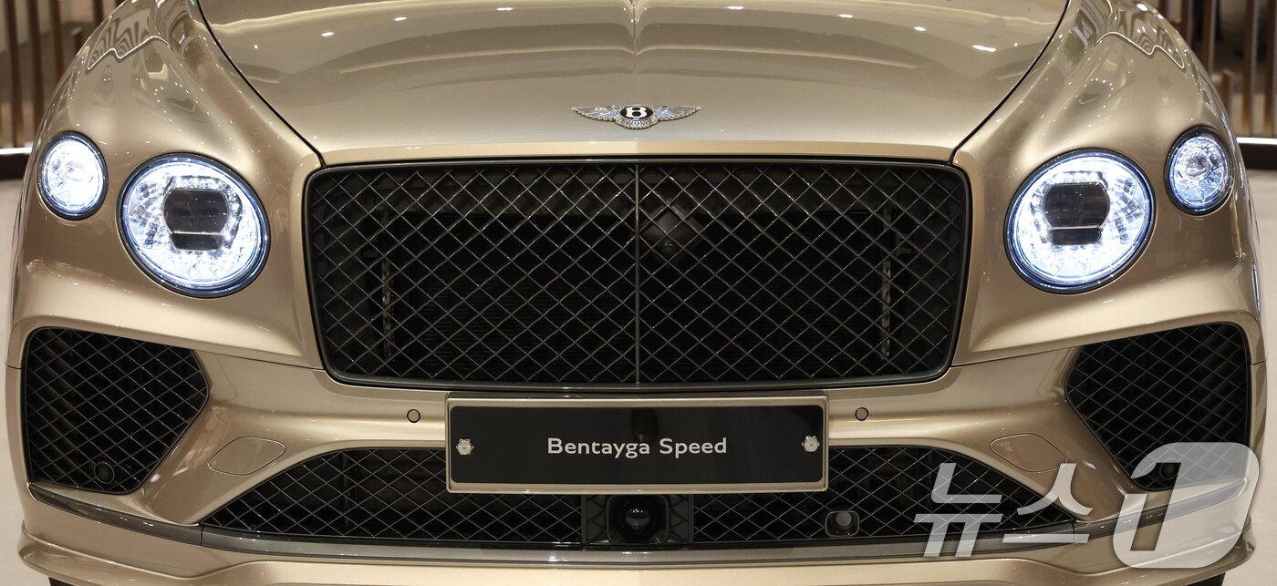 본문 이미지 - 17일 경기 성남시 분당구 현대백화점 판교점 1층 열린광장, 벤틀리서울 팝업 부스에서 열린 '더 뉴 벤테이가 스피드 미디어 포토세션'에서 '더 뉴 벤테이가 스피드'가 공개되고 있다. 2026.3.17 ⓒ 뉴스1 김영운 기자