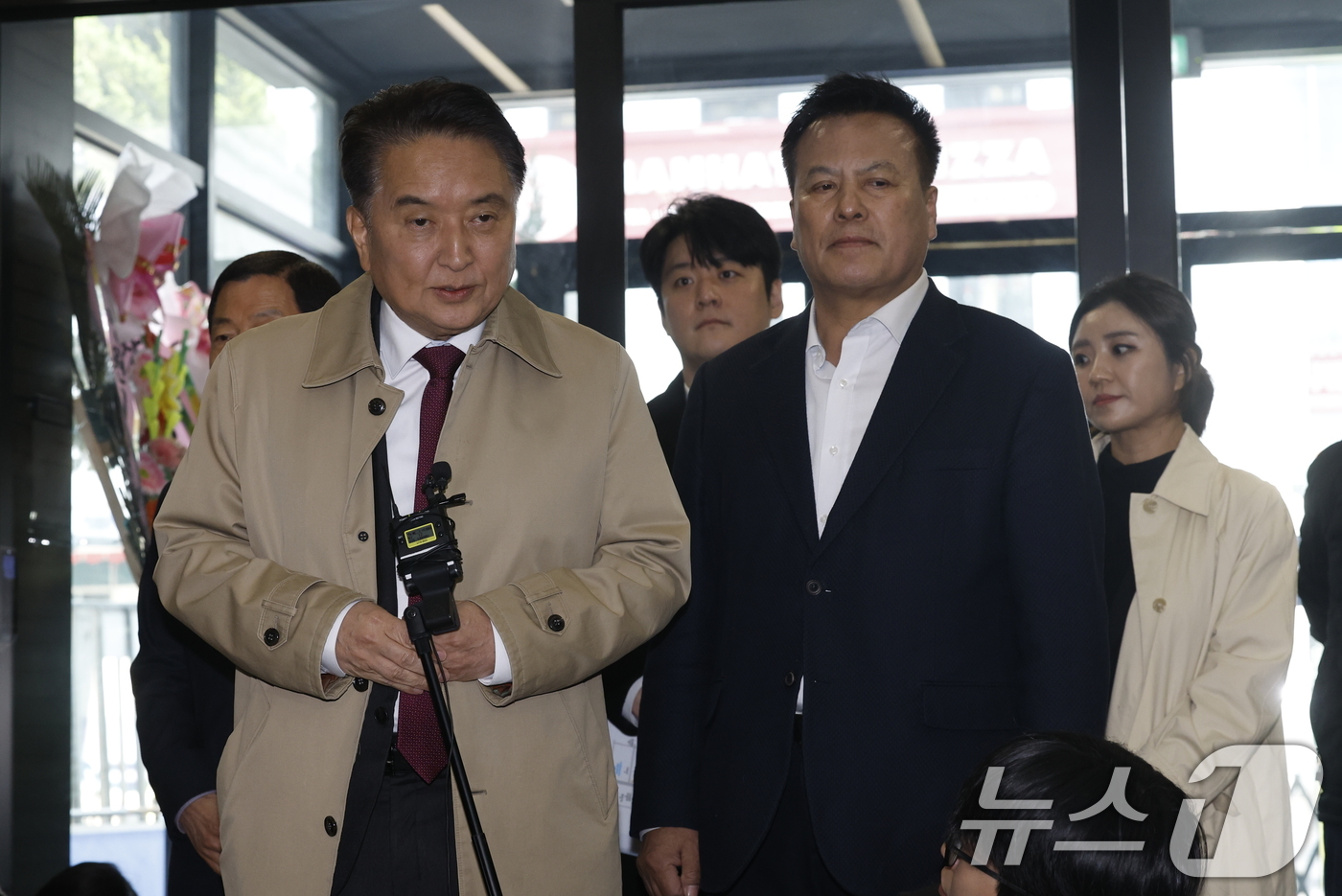 (서울=뉴스1) 박정호 기자 = 국민의힘 지방선거 공천관리위원회(공관위)로부터 컷오프(공천 배제) 통보를 받은 김영환 충북도지사가 17일 오전 서울 여의도 국민의힘 당사에서 입장을 …