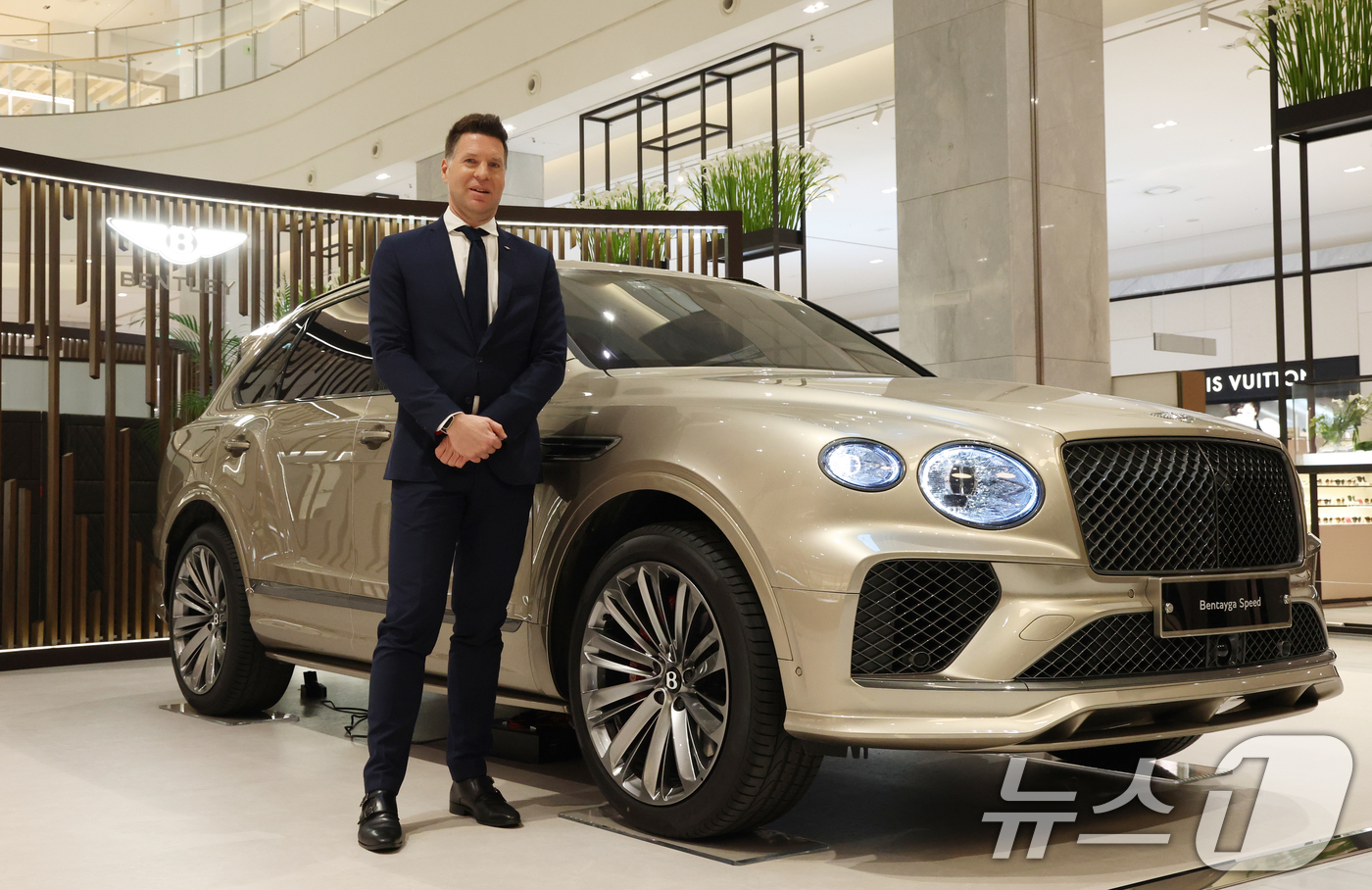 (성남=뉴스1) 김영운 기자 = 크리스티안 슐릭 벤틀리모터스코리아 총괄상무가 17일 경기 성남시 분당구 현대백화점 판교점 1층 열린광장, 벤틀리서울 팝업 부스에서 '더 뉴 벤테이가 …