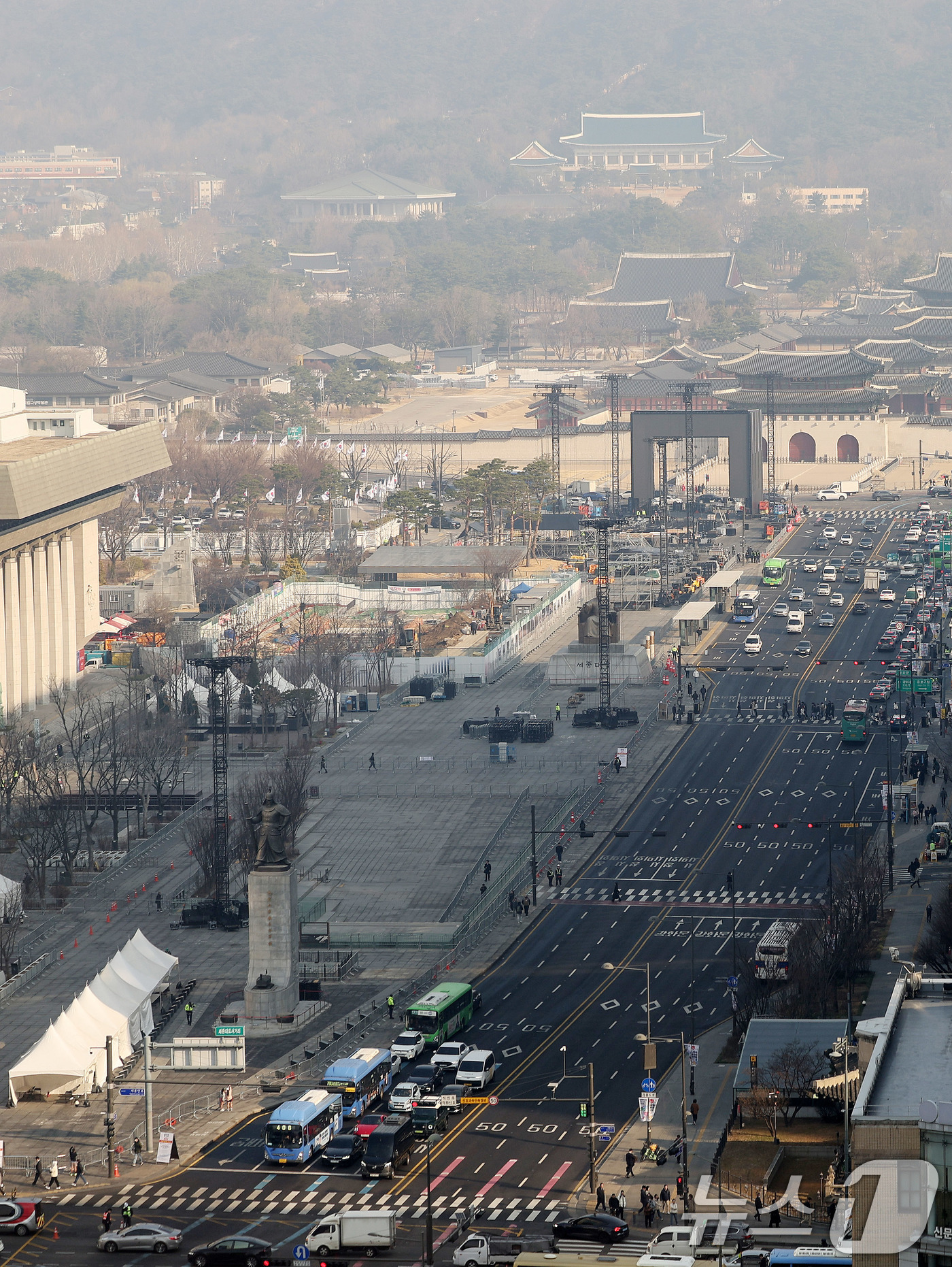 (서울=뉴스1) 박지혜 기자 = 방탄소년단(BTS) 완전체 컴백 공연을 나흘 앞둔 17일 오전 서울 광화문광장에서 공연 무대 설치 작업이 진행되고 있다.오는 21일 광화문광장에서 …