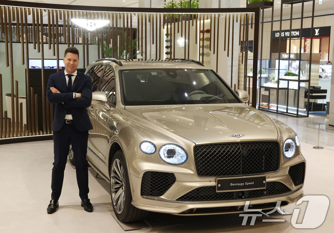 본문 이미지 - 크리스티안 슐릭 벤틀리모터스코리아 총괄상무가 17일 경기 성남시 분당구 현대백화점 판교점 1층 열린광장, 벤틀리서울 팝업 부스에서 '더 뉴 벤테이가 스피드'를 공개하고 있다. 2026.3.17 ⓒ 뉴스1 김영운 기자
