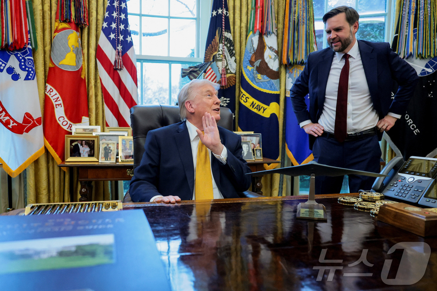 (워싱턴 로이터=뉴스1) 이창규 기자 = 도널드 트럼프 미국 대통령과 JD 밴스 부통령이 16일(현지시간) 워싱턴 D.C. 백악관 집무실에서 반(反)사기 태스크포스 창설 행정명령 …