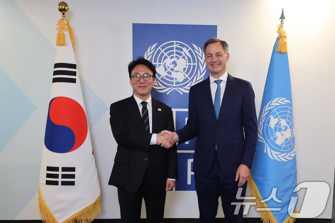 (서울=뉴스1) 임세영 기자 = 김민석 국무총리가 16일(현지시간) 미국 뉴욕 UNDP 본부에서 알렉산더 더크루(Alexander De Croo) UNDP 총재와 면담을 갖고 있다 …