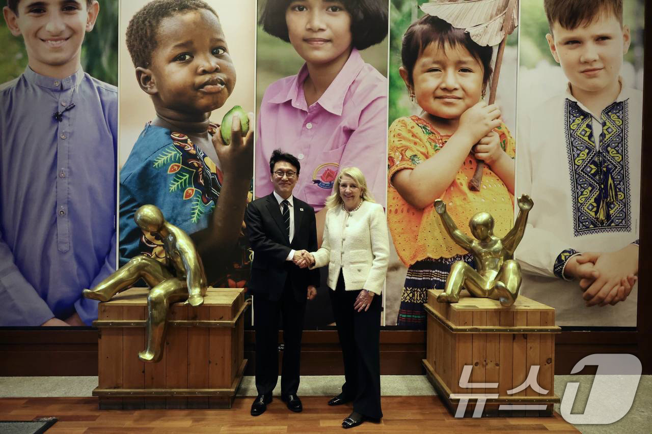 (서울=뉴스1) 임세영 기자 = 김민석 국무총리가 16일(현지시간) 미국 뉴욕 유니세프(unicef) 본부에서 캐서린 러셀(Catherine Russell) UNICEF 총재와 면 …