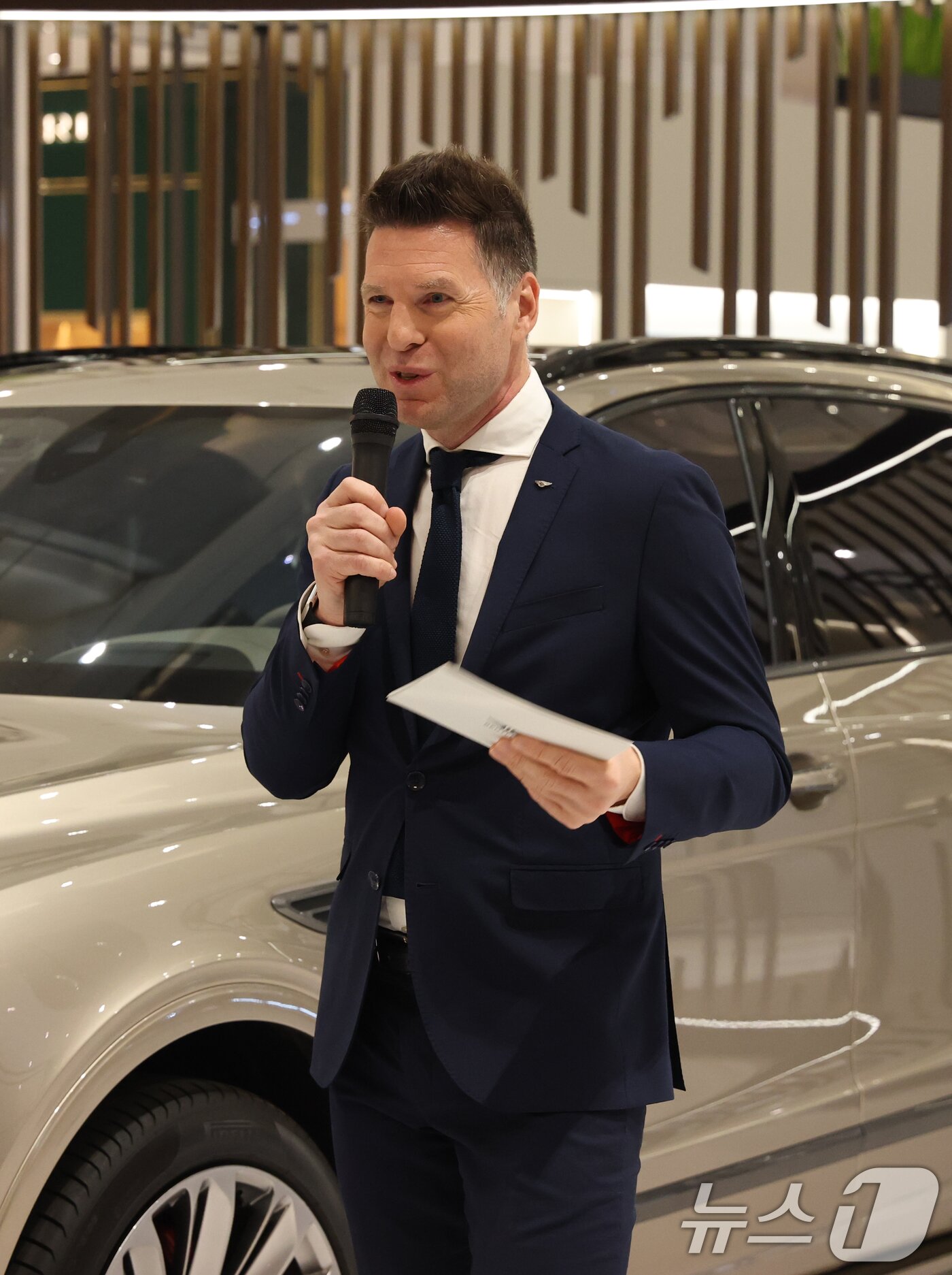 본문 이미지 - 크리스티안 슐릭 벤틀리모터스코리아 총괄상무가 17일 경기 성남시 분당구 현대백화점 판교점 1층 열린광장, 벤틀리서울 팝업 부스에서 '더 뉴 벤테이가 스피드'를 공개하고 있다. 2026.3.17 ⓒ 뉴스1 김영운 기자