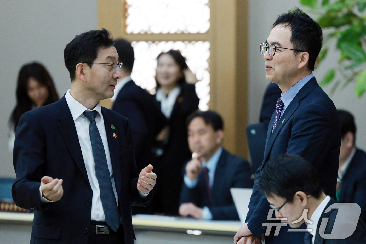 (서울=뉴스1) 이재명 기자 = 구자현 검찰총장 직무대행(오른쪽)과 윤창렬 국무조정실장이 17일 정부세종청사에서 열린 국무회의에서 대화를 하고 있다. (청와대통신사진기자단) 202 …