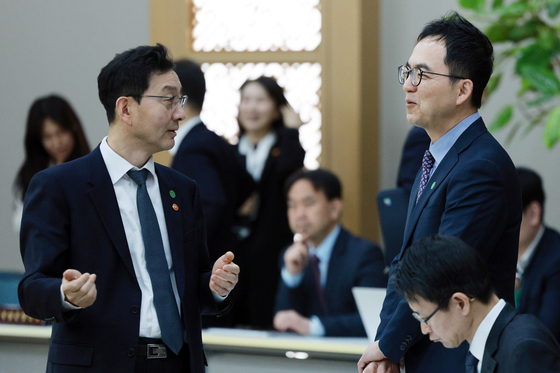 대화하는 구자현 직무대행·윤창렬 실장