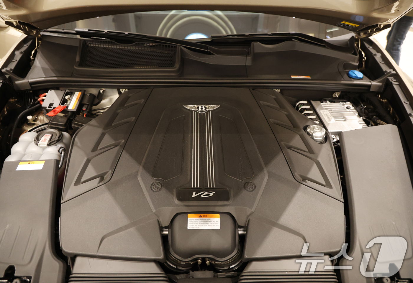 (성남=뉴스1) 김영운 기자 = 17일 경기 성남시 분당구 현대백화점 판교점 1층 열린광장, 벤틀리서울 팝업 부스에서 열린 '더 뉴 벤테이가 스피드 미디어 포토세션'에서 '더 뉴 …