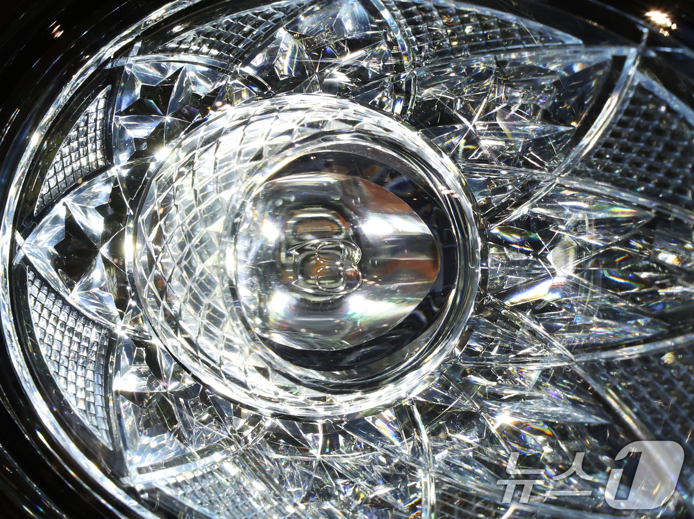 (성남=뉴스1) 김영운 기자 = 17일 경기 성남시 분당구 현대백화점 판교점 1층 열린광장, 벤틀리서울 팝업 부스에서 열린 '더 뉴 벤테이가 스피드 미디어 포토세션'에서 '더 뉴 …