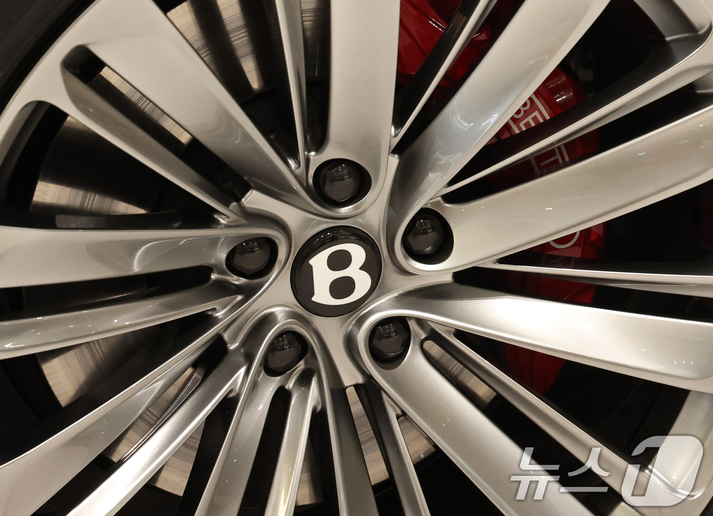 (성남=뉴스1) 김영운 기자 = 17일 경기 성남시 분당구 현대백화점 판교점 1층 열린광장, 벤틀리서울 팝업 부스에서 열린 '더 뉴 벤테이가 스피드 미디어 포토세션'에서 '더 뉴 …