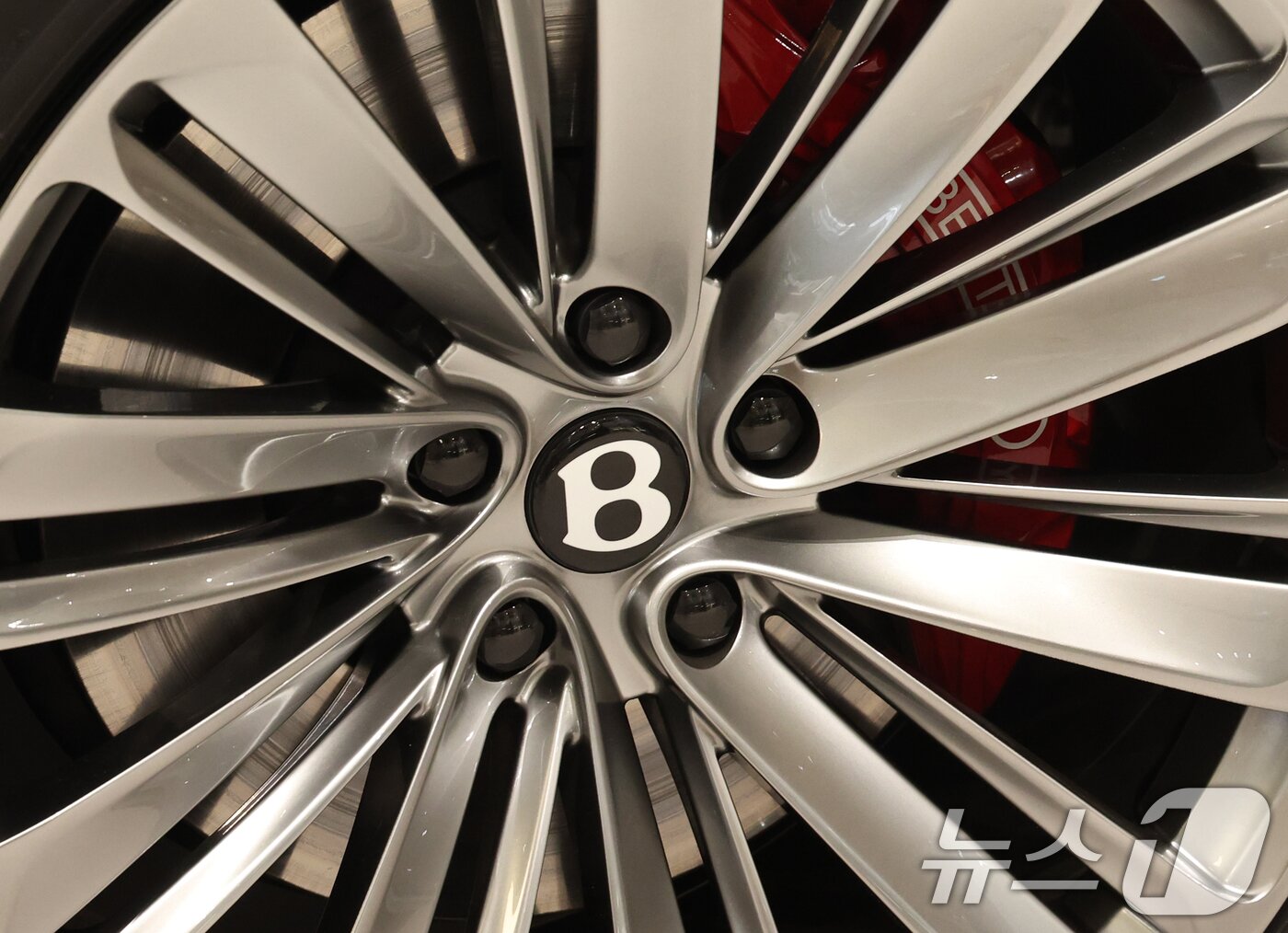 본문 이미지 - 17일 경기 성남시 분당구 현대백화점 판교점 1층 열린광장, 벤틀리서울 팝업 부스에서 열린 '더 뉴 벤테이가 스피드 미디어 포토세션'에서 '더 뉴 벤테이가 스피드'가 공개되고 있다. 2026.3.17 ⓒ 뉴스1 김영운 기자