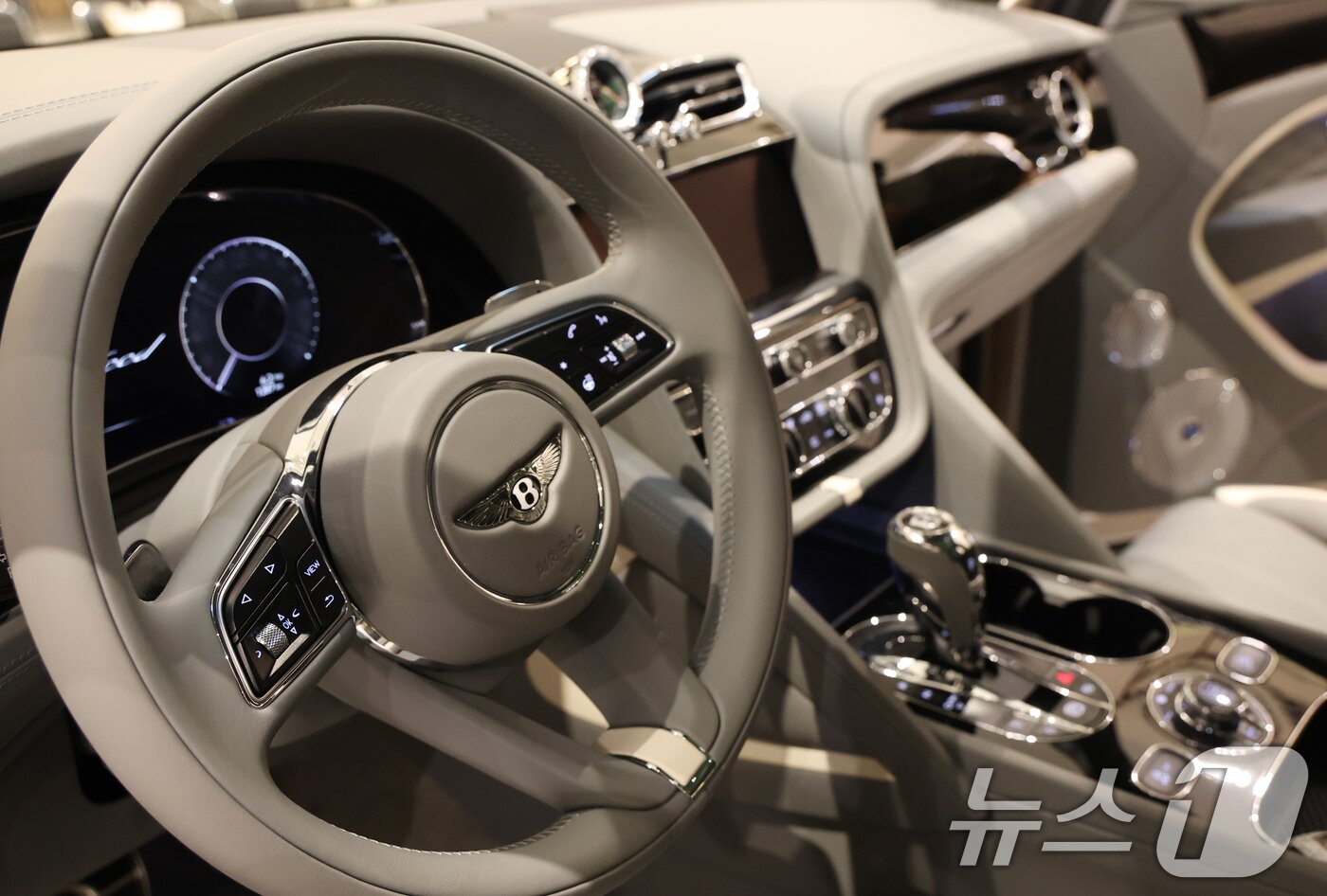 본문 이미지 - 17일 경기 성남시 분당구 현대백화점 판교점 1층 열린광장, 벤틀리서울 팝업 부스에서 열린 '더 뉴 벤테이가 스피드 미디어 포토세션'에서 '더 뉴 벤테이가 스피드'가 공개되고 있다. 2026.3.17 ⓒ 뉴스1 김영운 기자