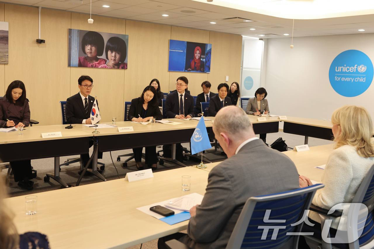 (서울=뉴스1) 임세영 기자 = 김민석 국무총리가 16일(현지시간) 미국 뉴욕 유니세프(unicef) 본부에서 캐서린 러셀(Catherine Russell) UNICEF 총재와 면 …