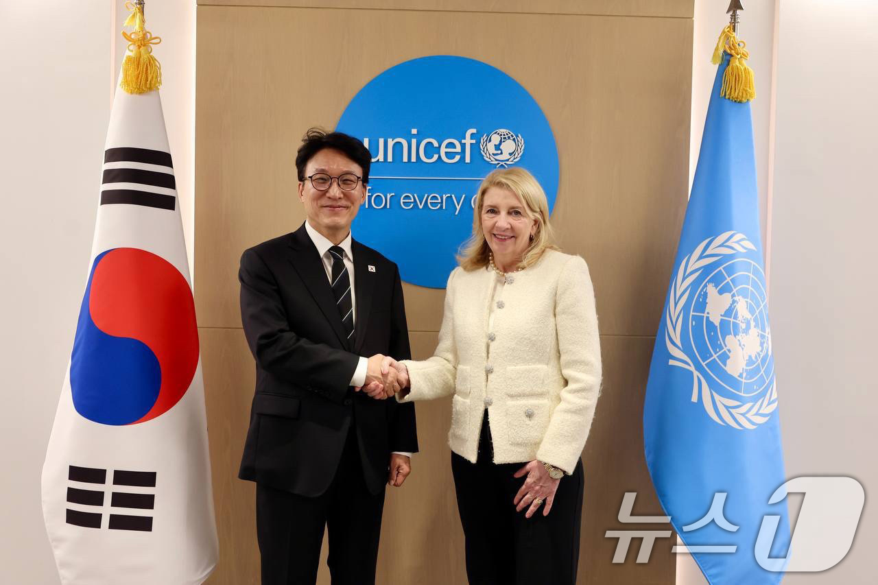 (서울=뉴스1) 임세영 기자 = 김민석 국무총리가 16일(현지시간) 미국 뉴욕 유니세프(unicef) 본부에서 캐서린 러셀(Catherine Russell) UNICEF 총재와 면 …