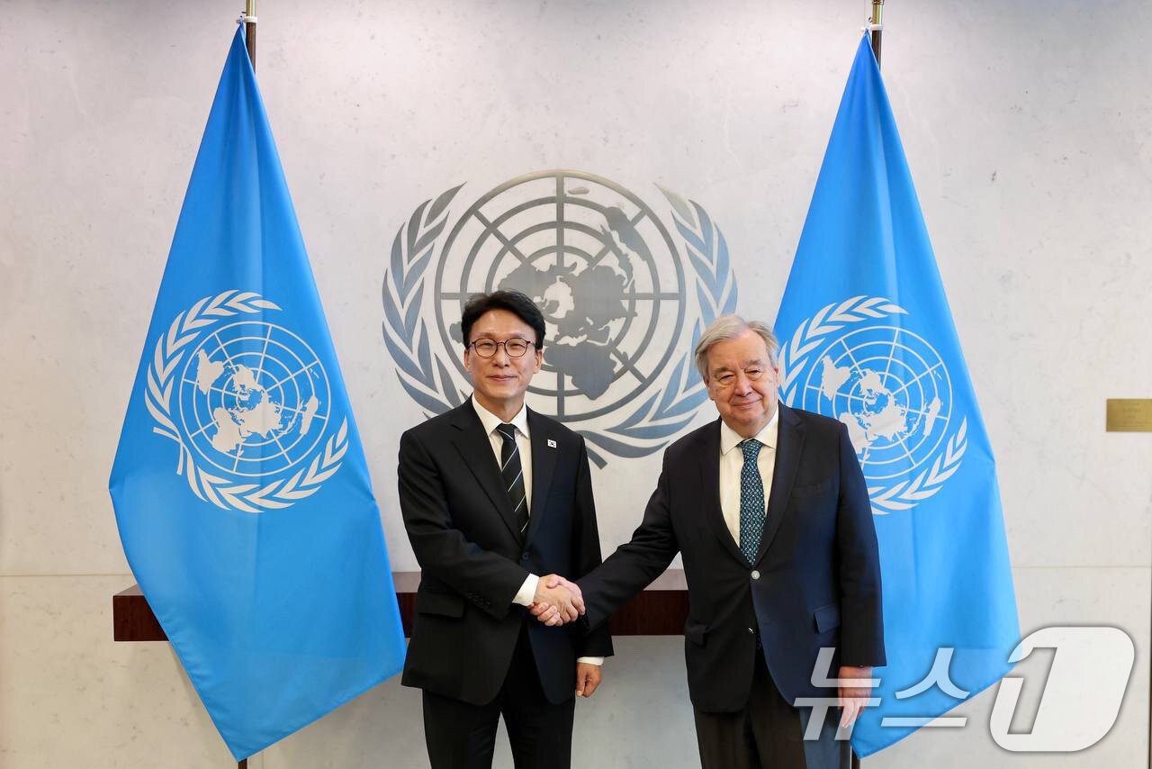 본문 이미지 - 김민석 국무총리가 16일(현지시간) 미국 뉴욕 UN본부에서 안토니우 구테레쉬(Antonio Guterres) 유엔 사무총장을 만나고 있다. (총리실 제공. 재판매 및 DB 금지) 2026.3.17 ⓒ 뉴스1 임세영 기자