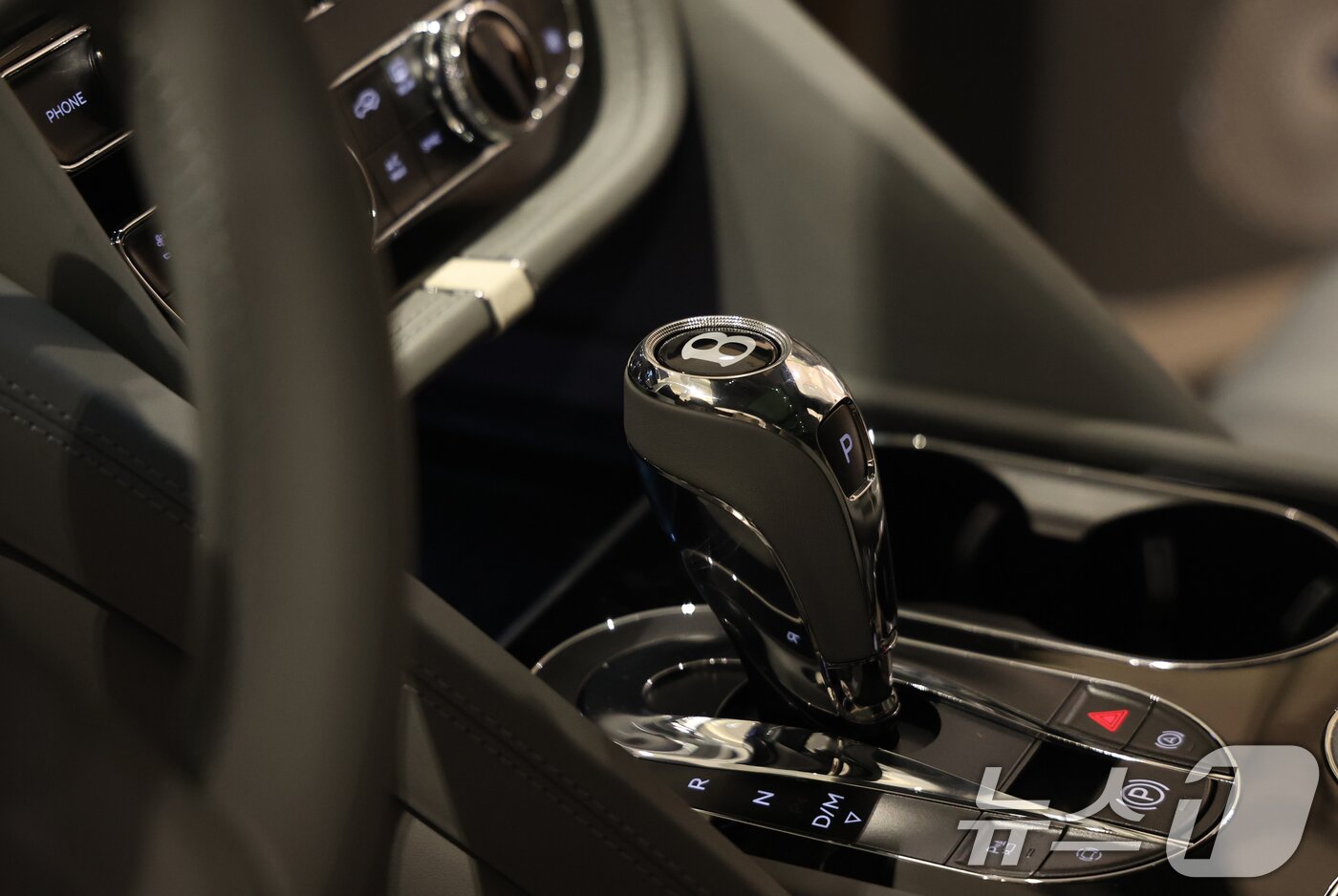 본문 이미지 - 17일 경기 성남시 분당구 현대백화점 판교점 1층 열린광장, 벤틀리서울 팝업 부스에서 열린 '더 뉴 벤테이가 스피드 미디어 포토세션'에서 '더 뉴 벤테이가 스피드'가 공개되고 있다. ⓒ 뉴스1 김영운 기자