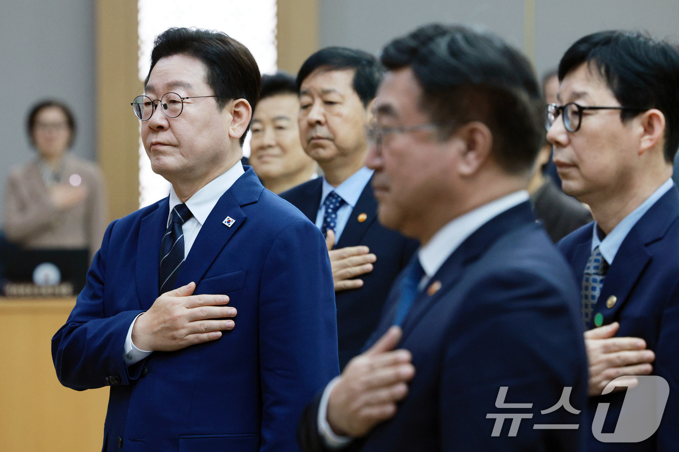 (서울=뉴스1) 이재명 기자 = 이재명 대통령이 17일 정부세종청사에서 열린 국무회의에서 국민의례를 하고 있다. (청와대통신사진기자단) 2026.3.17/뉴스1