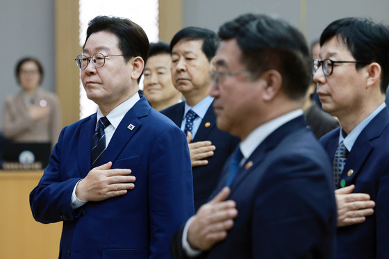 국민의례 하는 이재명 대통령