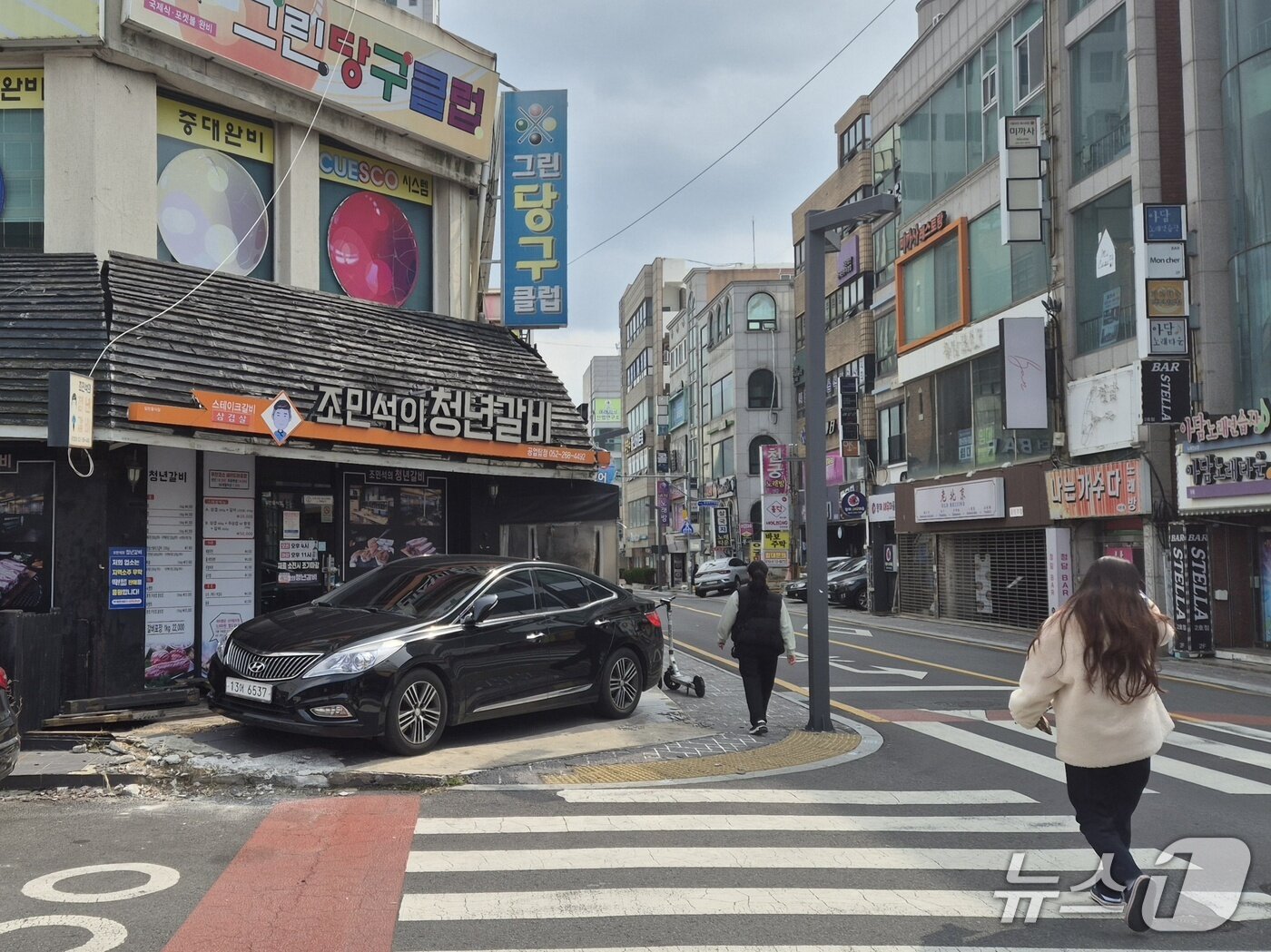 본문 이미지 - 16일 울산 남구 공업탑 일대 종하거리에서 한 시민이 폐업한 가게 앞을 지나가고 있다.2026.3.17ⓒ 뉴스1 박정현 기자