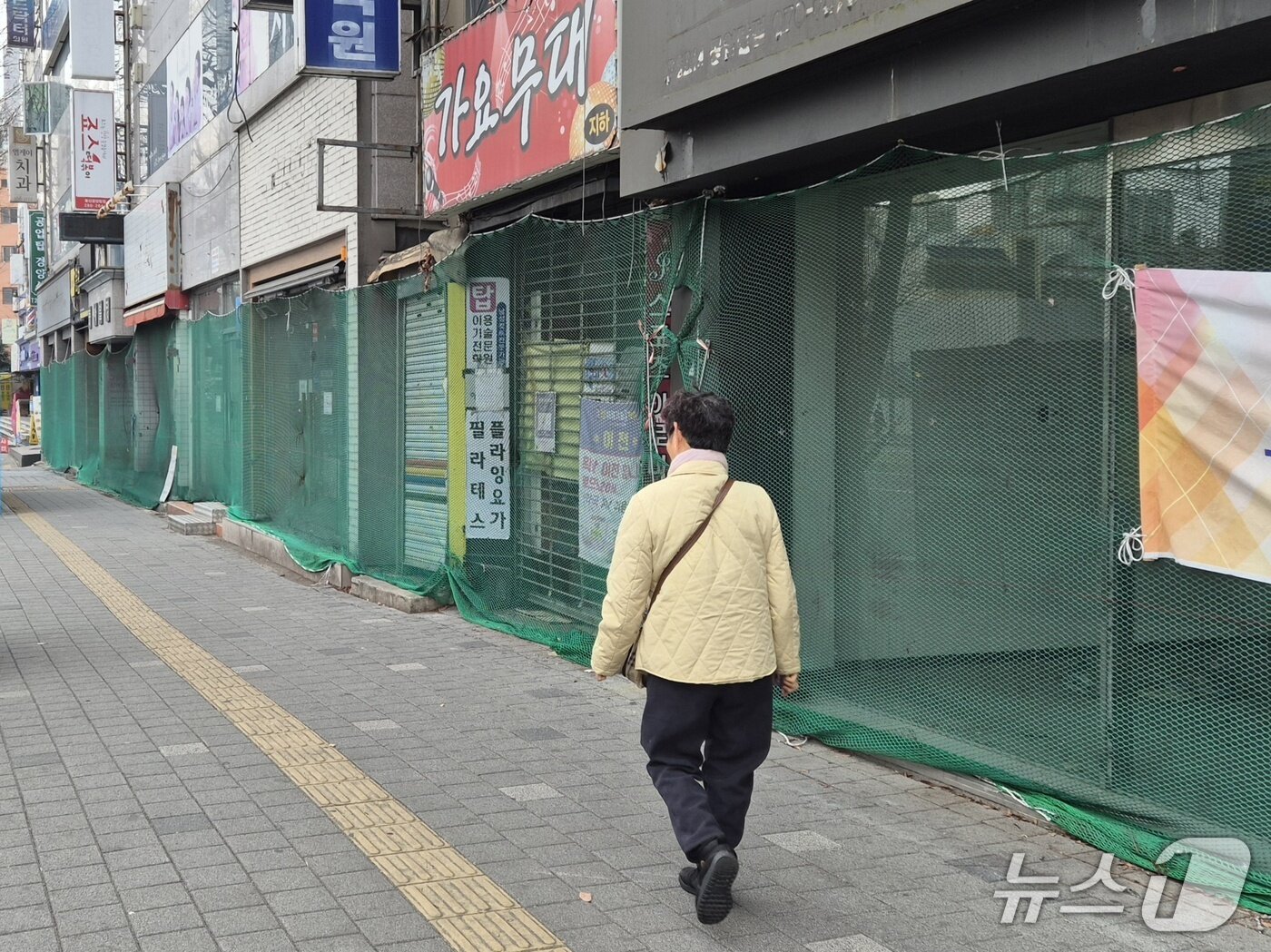 본문 이미지 - 16일 울산 남구 공업탑 일대에서 한 시민이 폐건물 앞을 지나가고 있다.2026.3.17ⓒ 뉴스1 박정현 기자