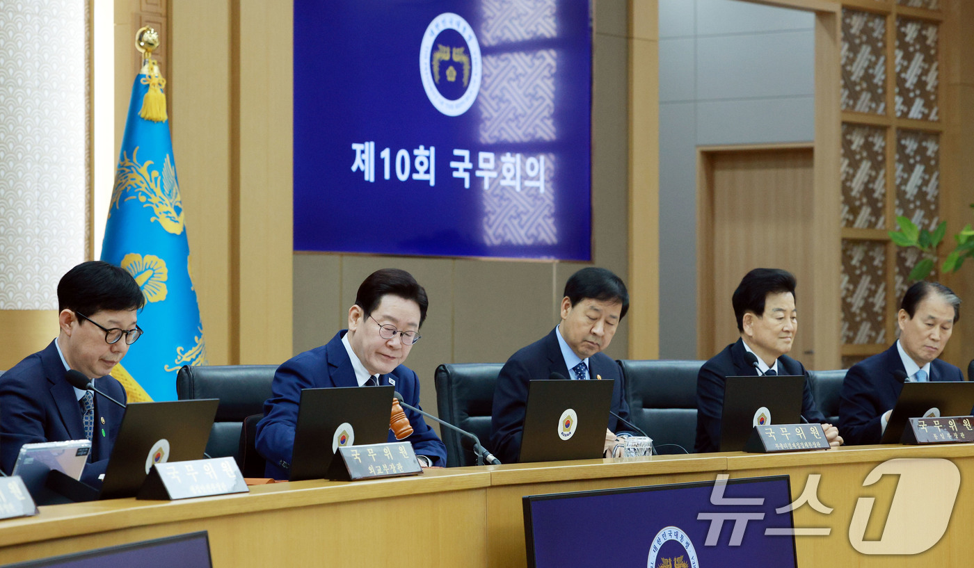 (서울=뉴스1) 이재명 기자 = 이재명 대통령이 17일 정부세종청사에서 열린 국무회의에서 의사봉을 두드리고 있다. (청와대통신사진기자단) 2026.3.17/뉴스1