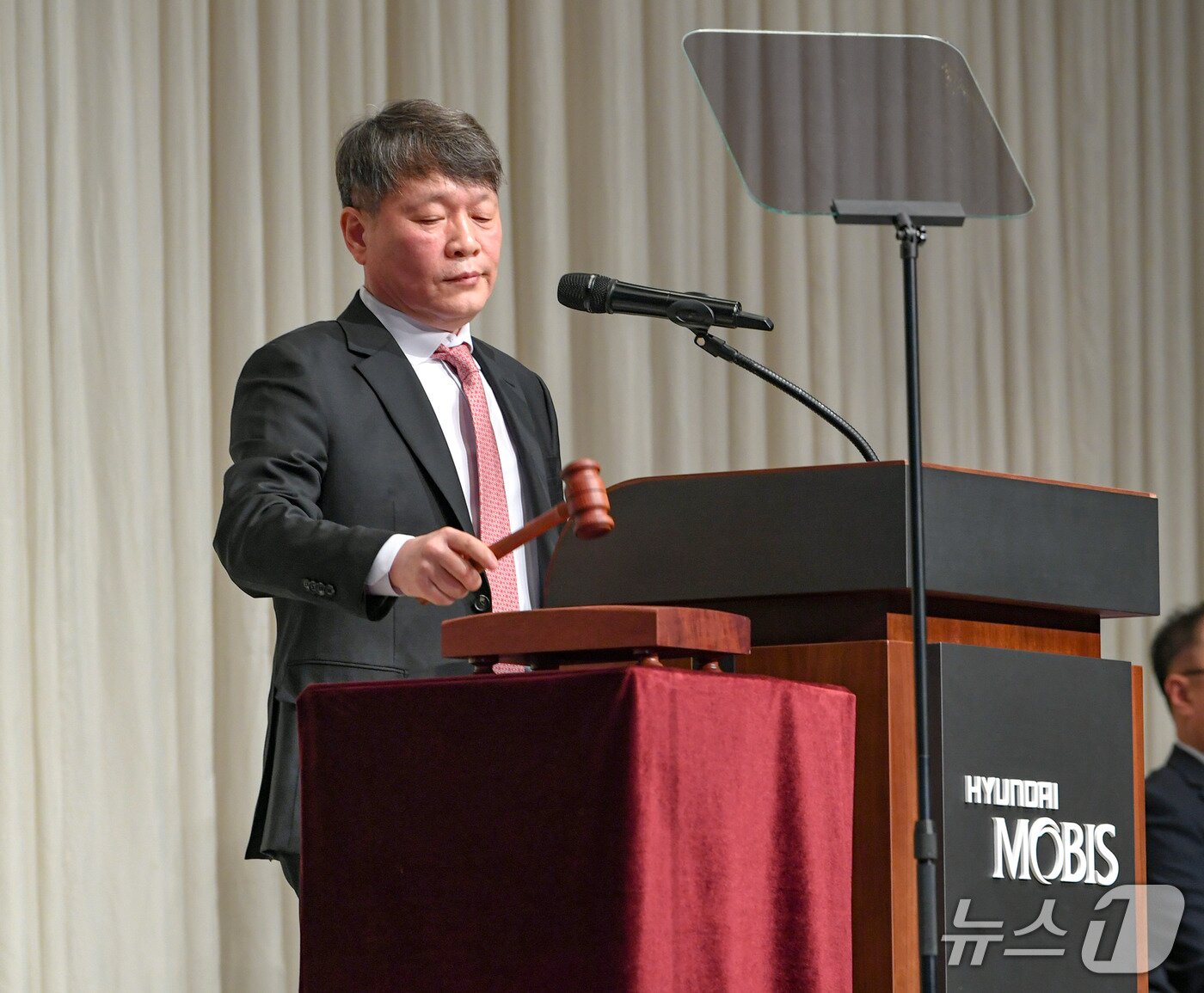 본문 이미지 - 이규석 현대모비스 사장이 17일 서울 강남 GS타워에서 열린 제49기 정기 주주총회에서 안건을 의결하고 있다(현대모비스 제공). 2026.3.17.