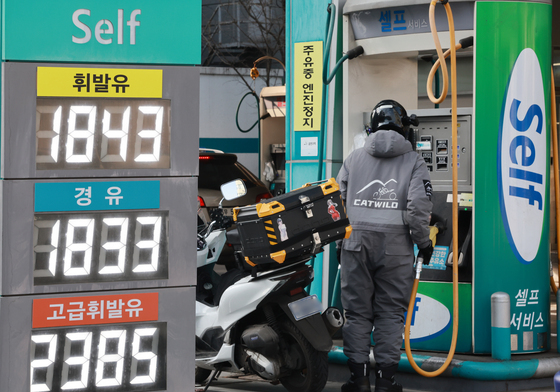 '석유 상한제' 강수에도…유가·환율 압박에 3월 물가 2.0→2.2% 상향 전망