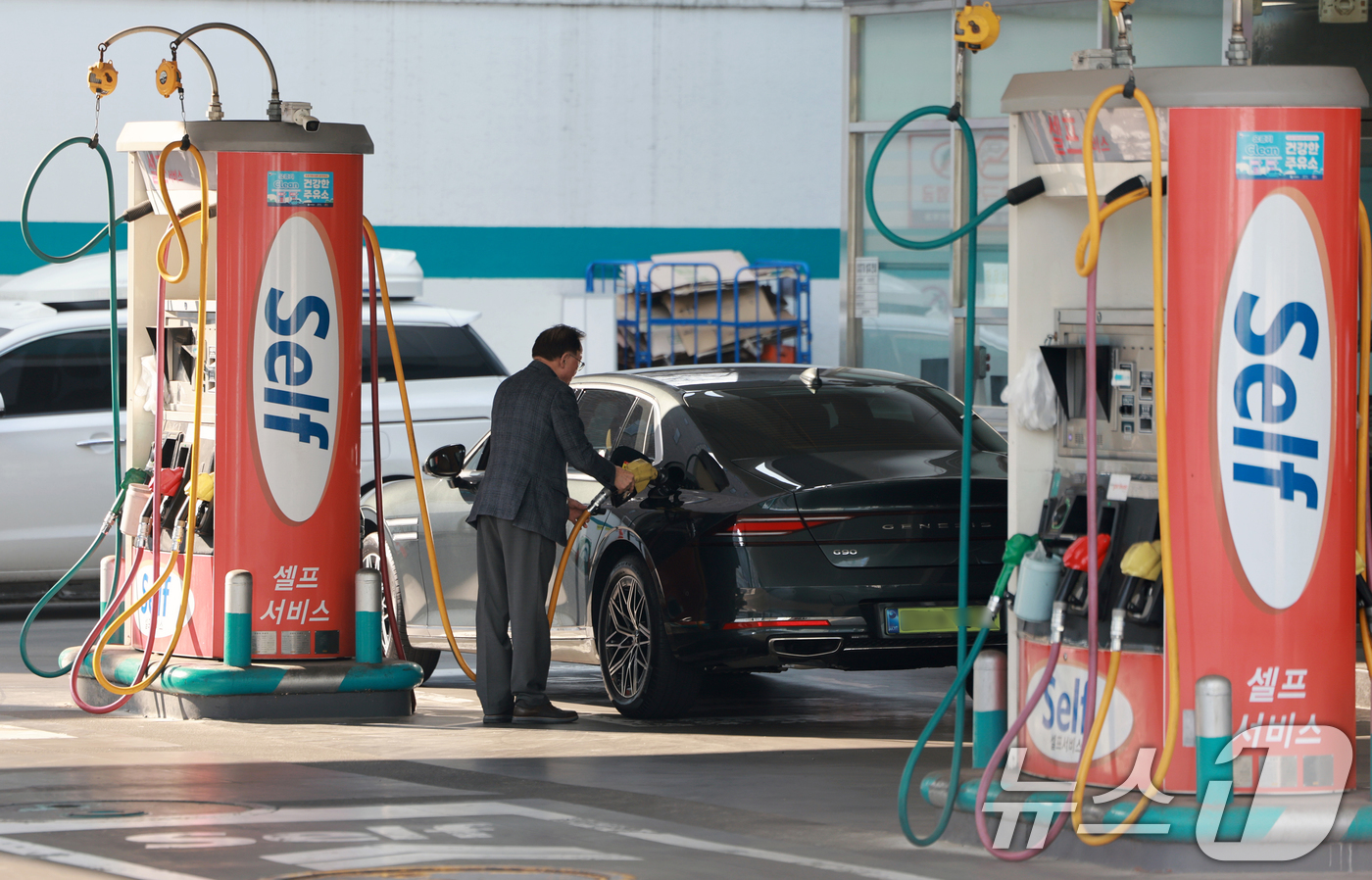 (서울=뉴스1) 이호윤 기자 = 석유 최고가격제 시행 닷새째인 17일 서울시내의 한 주유소에서 시민이 기름을 넣고 있다.이날 한국석유공사 유가정보시스템 오피넷에 따르면 전국 주유소 …