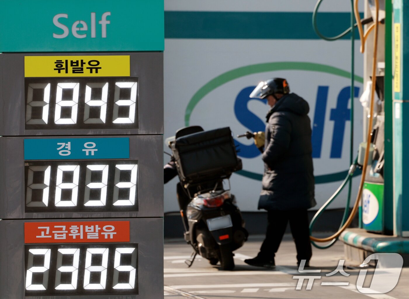 본문 이미지 - 17일 한국은행이 발표한 '2026년 2월 수출입물가지수'에 따르면 지난달 수입물가는 145.39(2020=100)로 전월(143.74) 대비 1.1% 증가했다. 전년 동월과 비교하면 1.2% 상승했다. 수입물가는 2월 원·달러 환율이 하락했지만 중동의 지정학적 긴장으로 국제유가 상승과 같은 영향으로 광산품, 석탄 및 석유제품 등이 오르면서 상승한 것으로 나타났다. 사진은 이날 서울 시내의 한 주유소의 모습. 2026.3.17 ⓒ 뉴스1 이호윤 기자