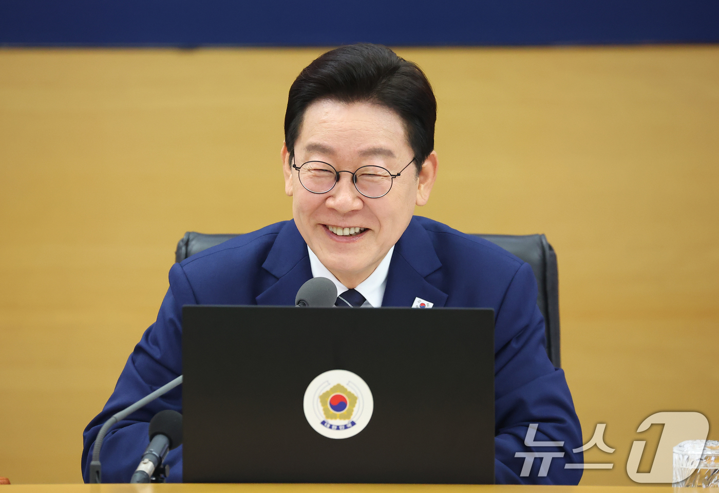 (세종=뉴스1) 허경 기자 = 이재명 대통령이 17일 정부세종청사에서 열린 국무회의에서 미소 짓고 있다. (청와대통신사진기자단) 2026.3.17/뉴스1
