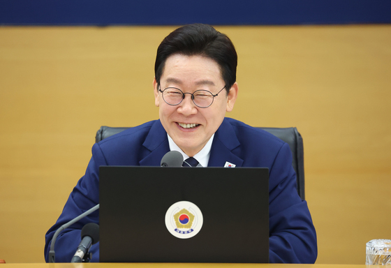 미소 짓는 이재명 대통령