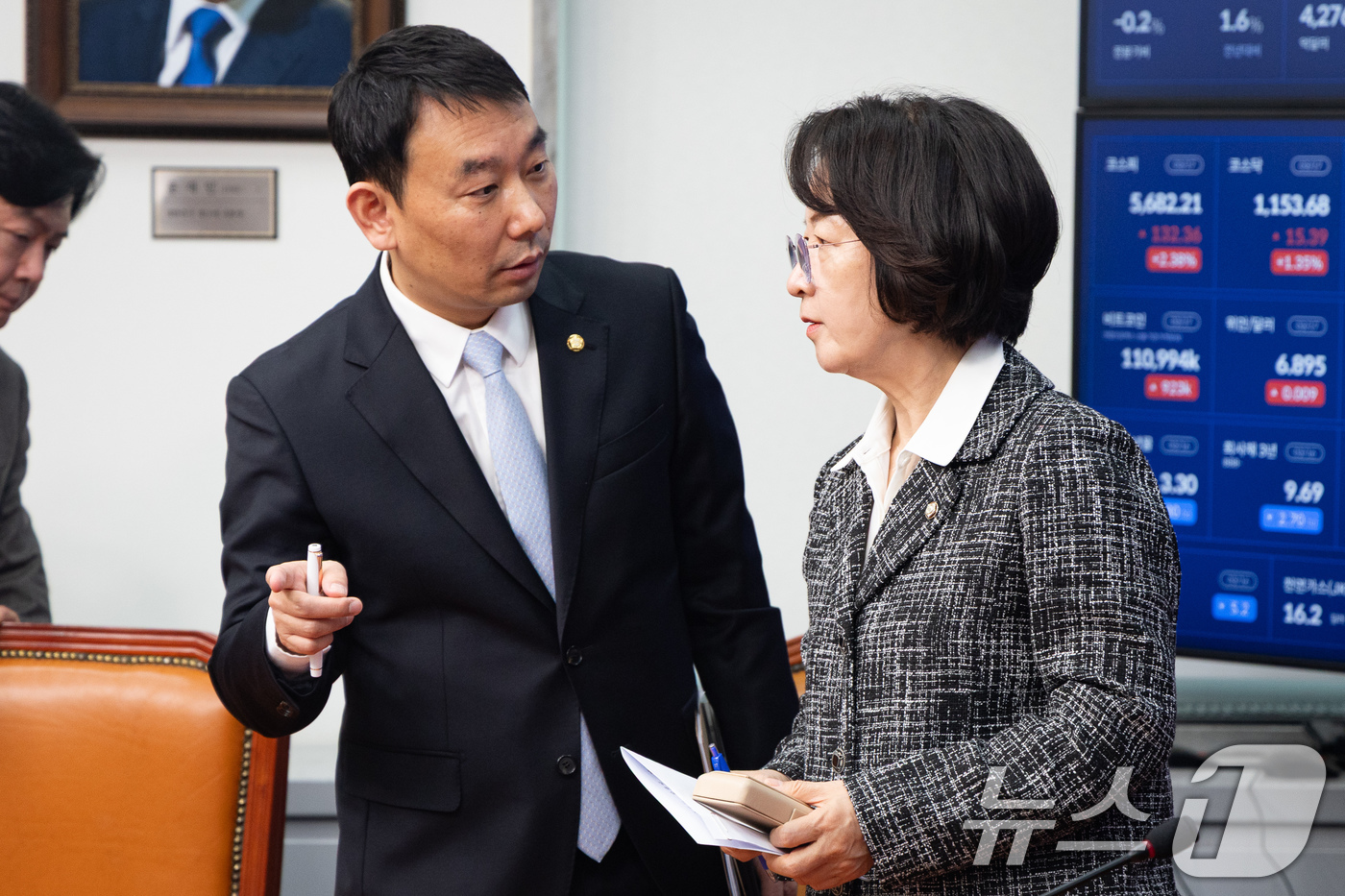 (서울=뉴스1) 유승관 기자 = 추미애 국회 법제사법위원장과 김용민 민주당 간사가 17일 서울 여의도 국회에서 열린 검찰개혁 관련 긴급 기자회견을 마친 후 대화하고 있다. 2026 …