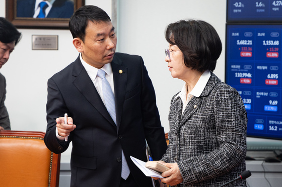 논의하는 추미애 법사위원장과 김용민 민주당 간사