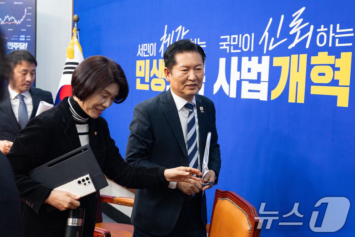 본문 이미지 - 정청래 더불어민주당 대표가 17일 서울 여의도 국회에서 검찰개혁 관련 긴급 기자회견을 마치고 회의장을 나서고 있다. 2026.3.17 ⓒ 뉴스1 유승관 기자