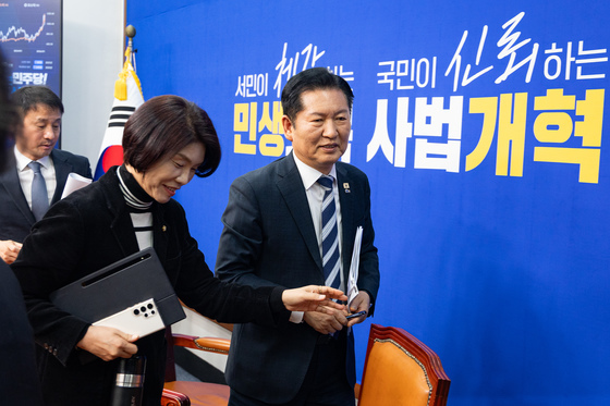 검찰개혁 기자회견 마치고 나서는 정청래 대표