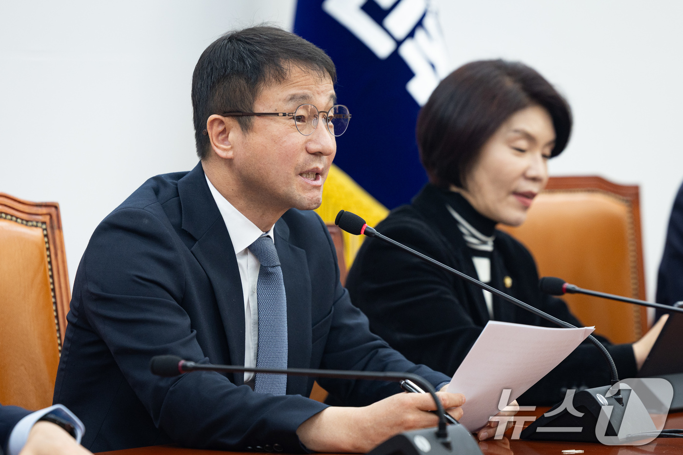 (서울=뉴스1) 유승관 기자 = 한병도 더불어민주당 원내대표가 17일 서울 여의도 국회에서 열린 원내대책회의에서 모두 발언을 하고 있다. 2026.3.17/뉴스1