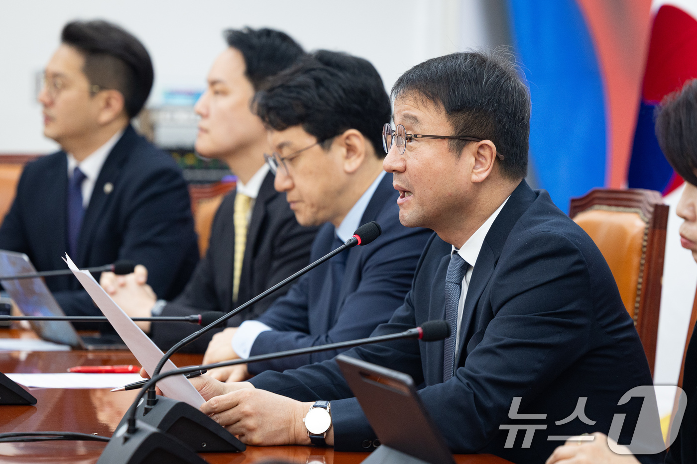 (서울=뉴스1) 유승관 기자 = 한병도 더불어민주당 원내대표가 17일 서울 여의도 국회에서 열린 원내대책회의에서 모두 발언을 하고 있다. 2026.3.17/뉴스1