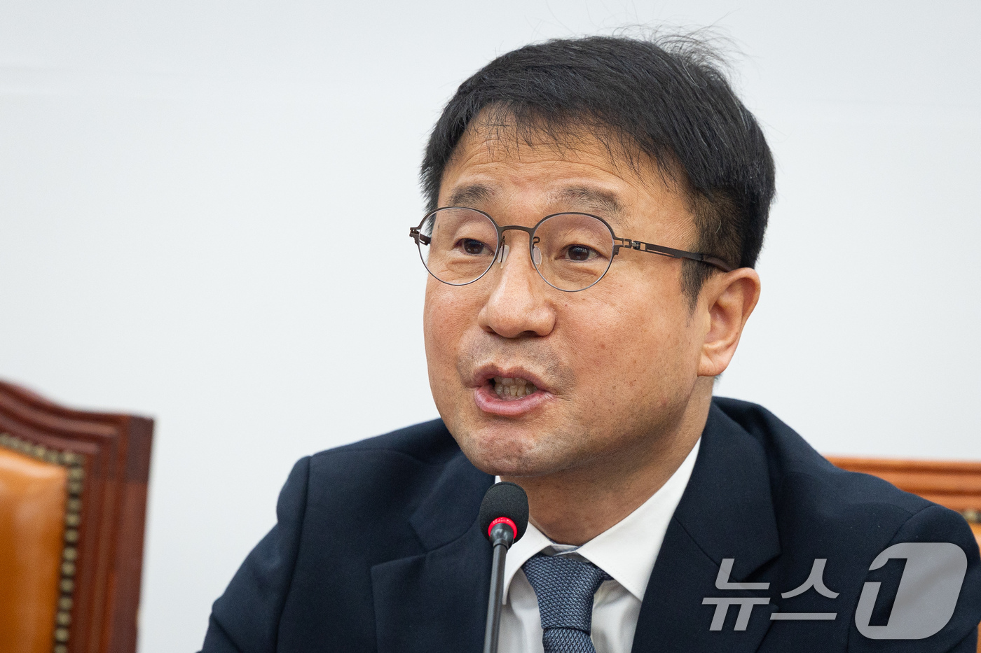 (서울=뉴스1) 유승관 기자 = 한병도 더불어민주당 원내대표가 17일 서울 여의도 국회에서 열린 원내대책회의에서 모두 발언을 하고 있다. 2026.3.17/뉴스1