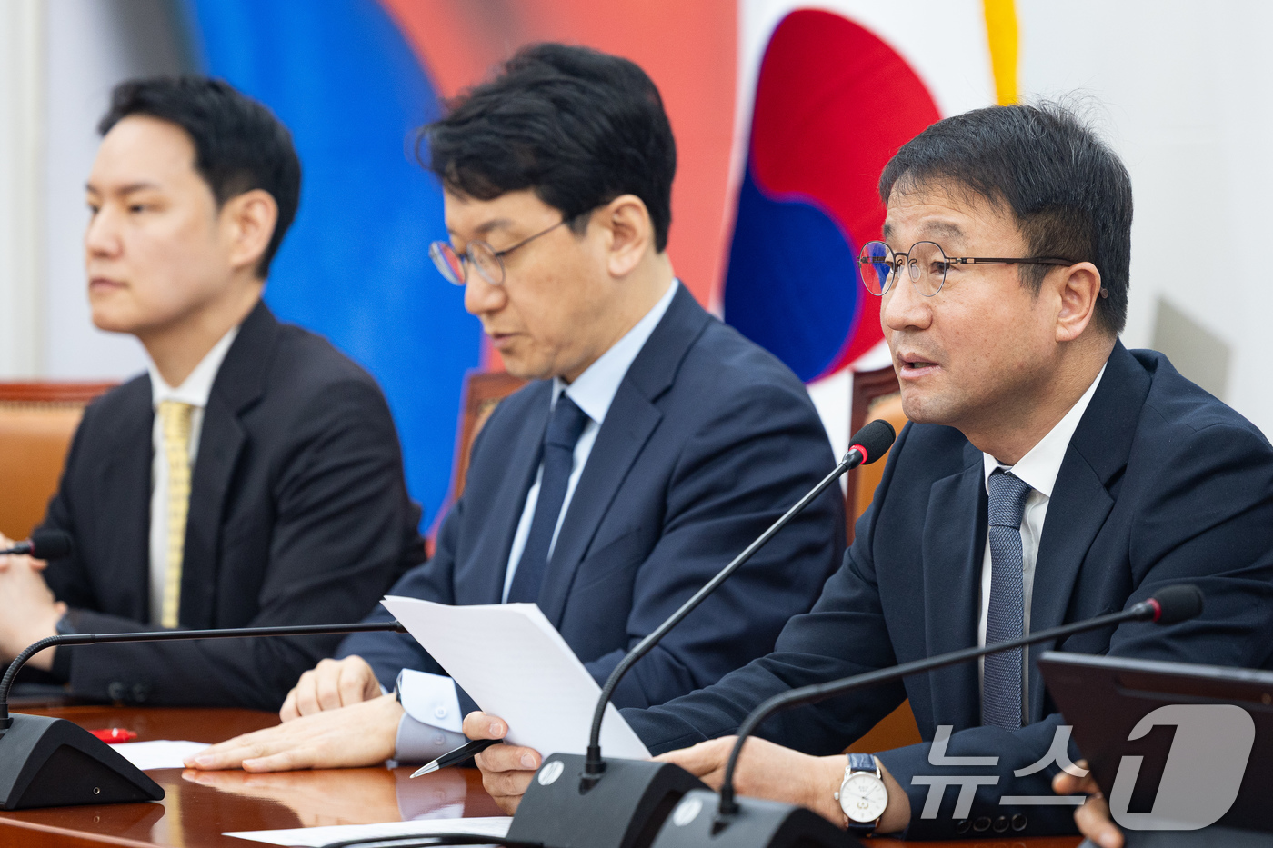 (서울=뉴스1) 유승관 기자 = 한병도 더불어민주당 원내대표가 17일 서울 여의도 국회에서 열린 원내대책회의에서 모두 발언을 하고 있다. 2026.3.17/뉴스1