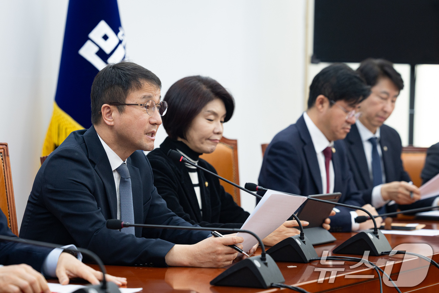 (서울=뉴스1) 유승관 기자 = 한병도 더불어민주당 원내대표가 17일 서울 여의도 국회에서 열린 원내대책회의에서 모두 발언을 하고 있다. 2026.3.17/뉴스1