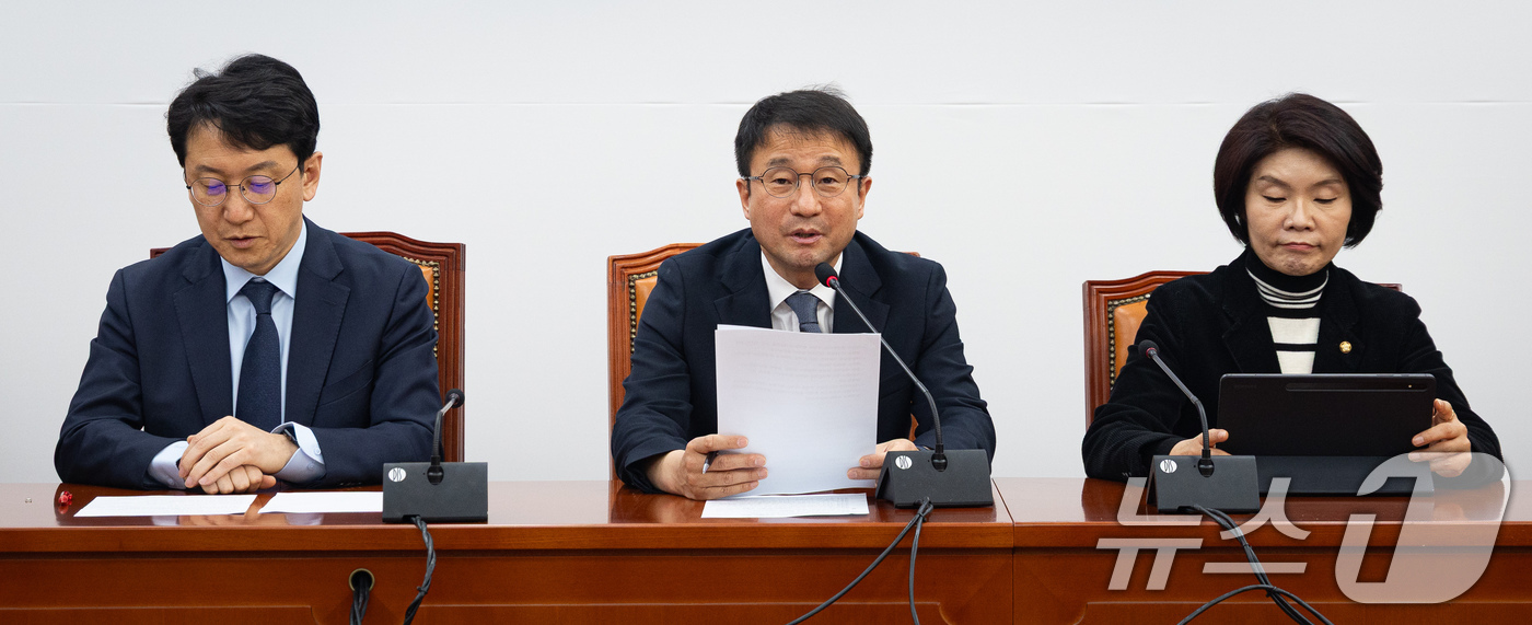 (서울=뉴스1) 유승관 기자 = 한병도 더불어민주당 원내대표가 17일 서울 여의도 국회에서 열린 원내대책회의에서 모두 발언을 하고 있다. 2026.3.17/뉴스1