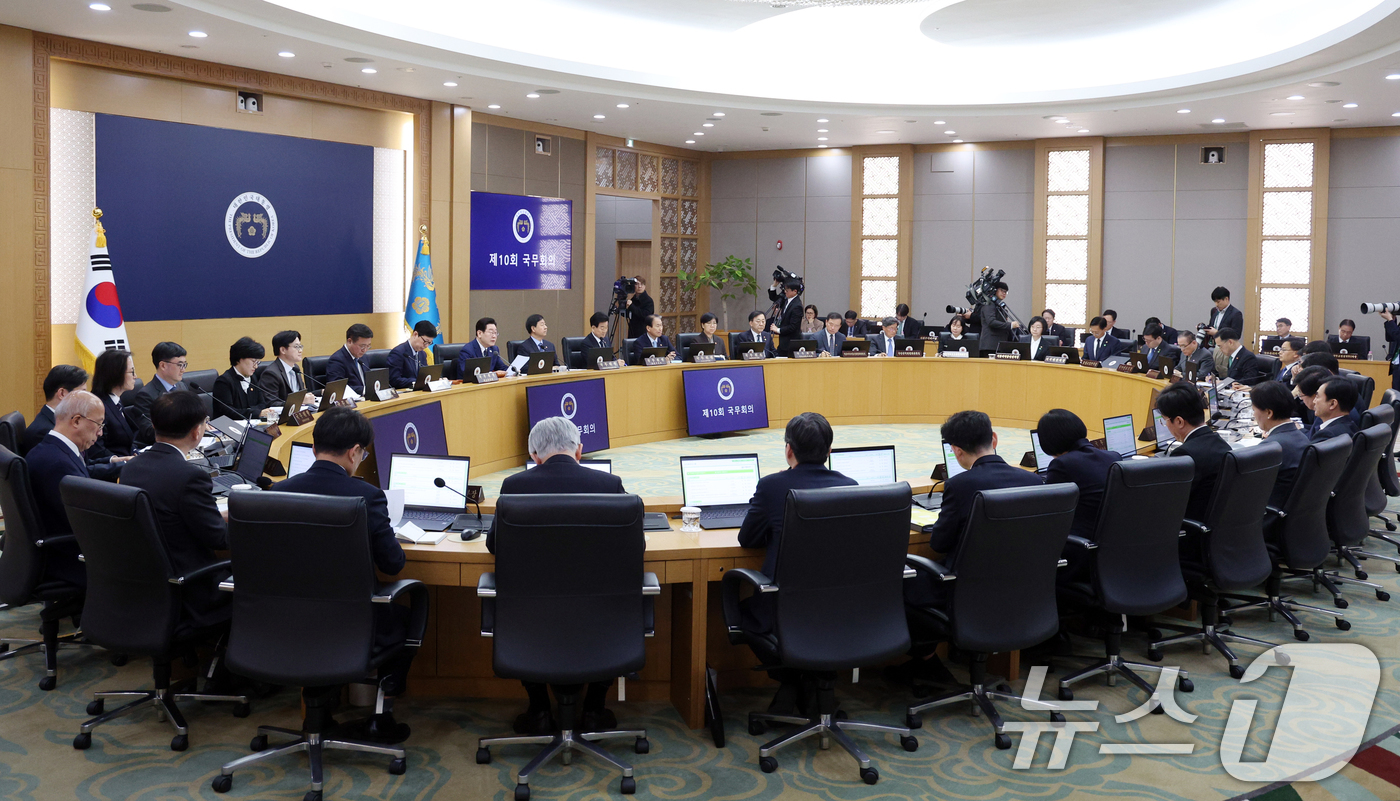 (세종=뉴스1) 이재명 기자 = 이재명 대통령이 17일 정부세종청사에서 열린 국무회의에서 발언을 하고 있다. (청와대통신사진기자단) 2026.3.17/뉴스1