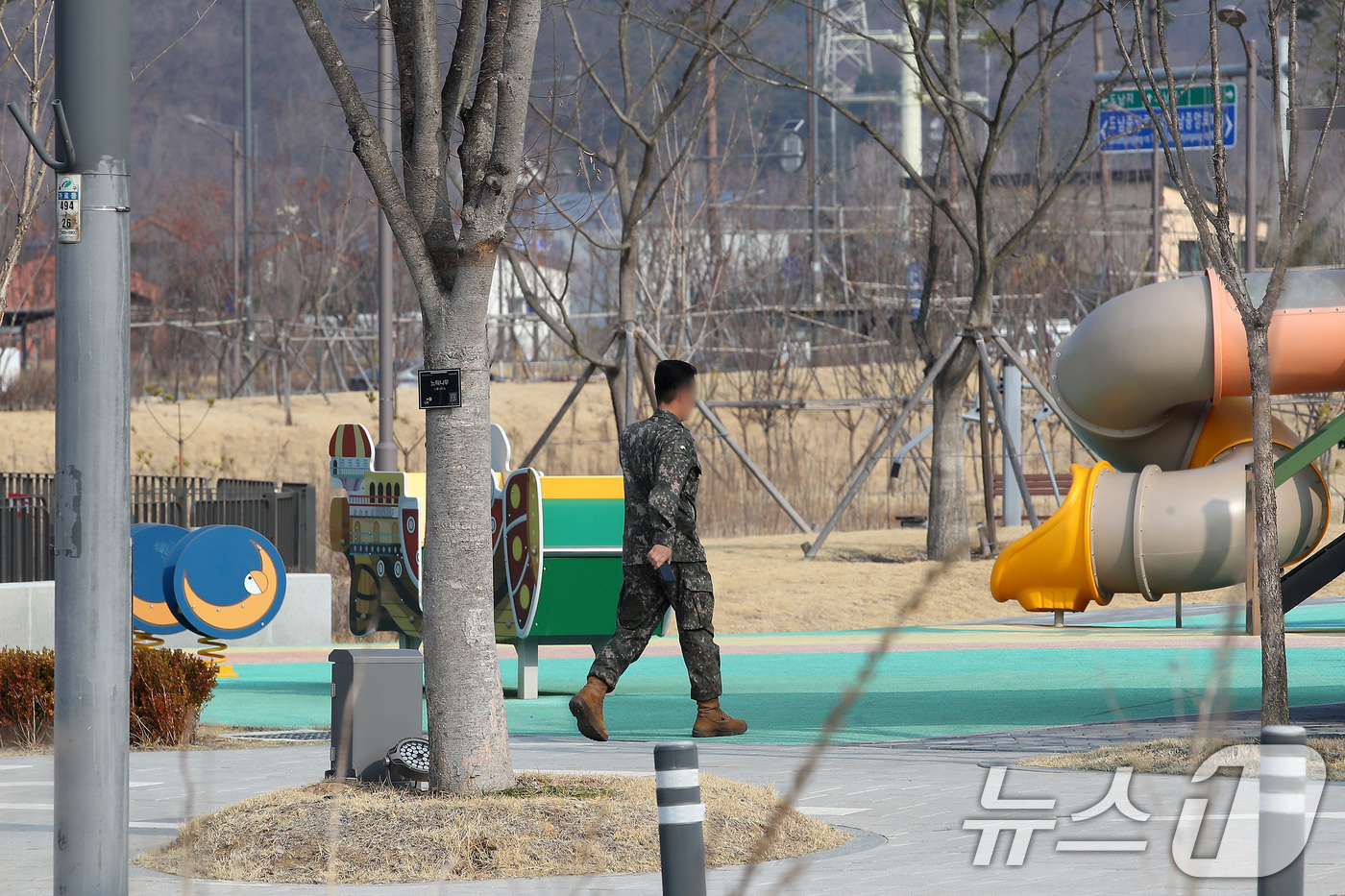 (대구=뉴스1) 공정식 기자 = 17일 오전 대구 북구 한 초등학교 인근 놀이터에서 군 관계자들이 전날 오후 초등학생 A 양이 탄두로 의심되는 물체에 맞아 목 아래 부위를 다친 사 …